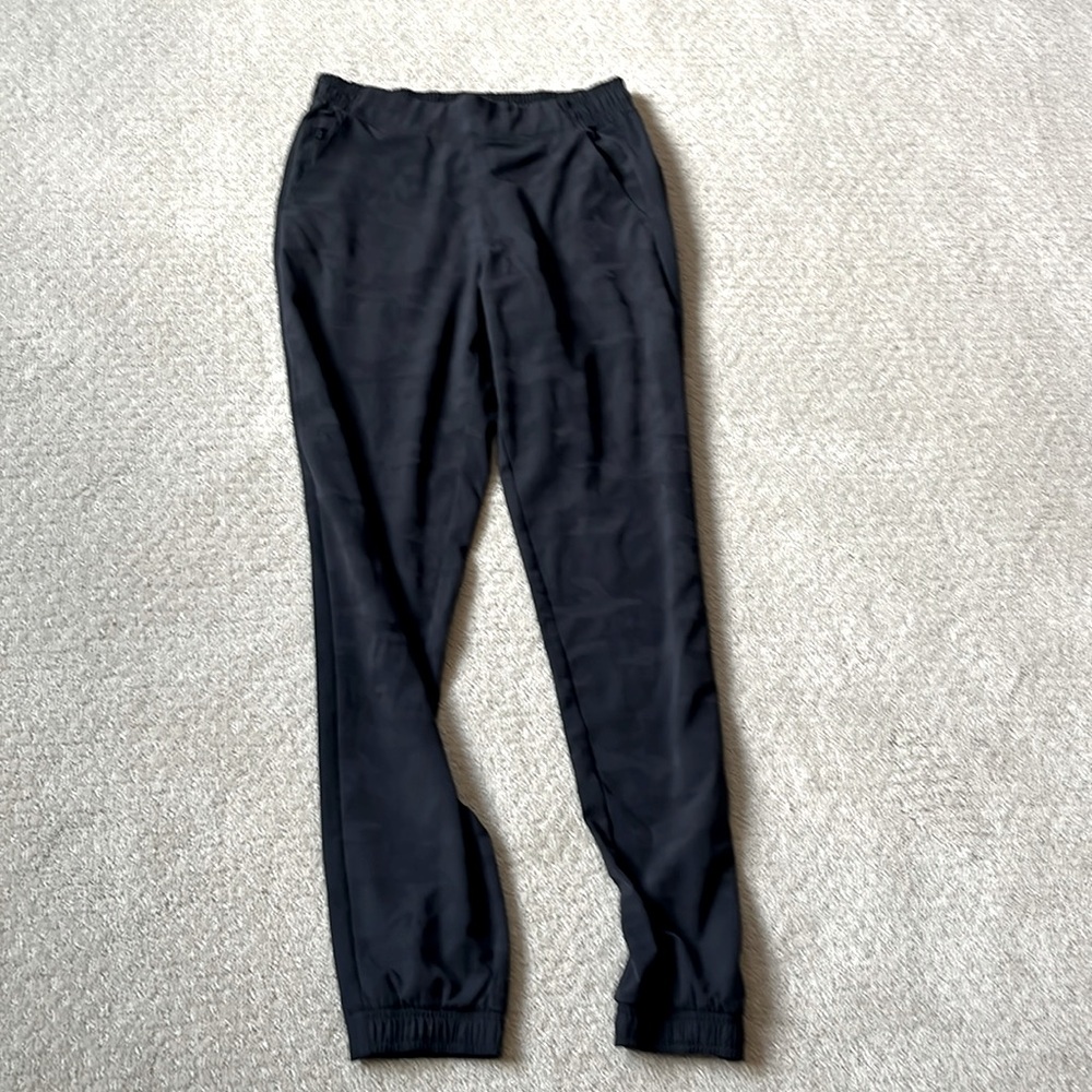Black Athleta Brooklyn textured jogger. Size 6 tall. Elastic bottoms and waist.